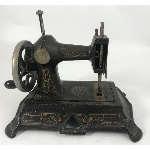 381 - A MINIATURE/TOY SEWING MACHINE