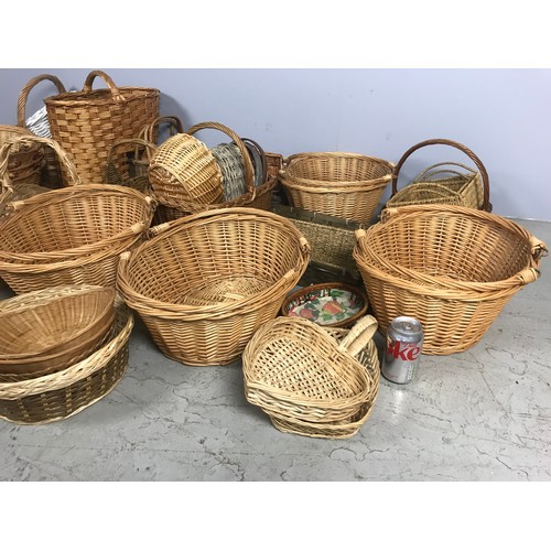 371 - LARGE QUANTITY OF WICKER BASKETS