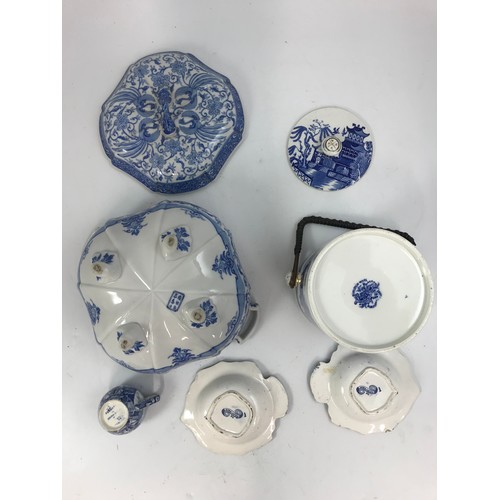 141 - MISCELLANEOUS BLUE AND WHITE TRANSFER DECORATED ITEMS INCLUDING A PAIR OF PICKLE DISHES, SMALL JUG, ... 