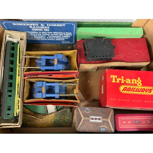 450 - HORNBY 0 GAUGE, A BOX OF ACCESSORIES, 2 X BOXED NO 2 HYDRAULIC BUFFER STOPS, DOUBLE LEVEL CROSSING, ... 