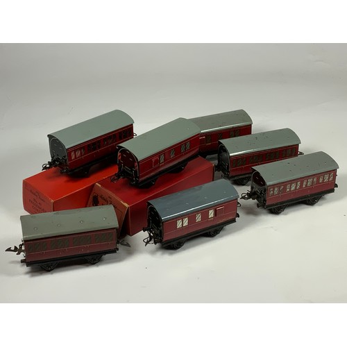 457 - HORNBY 0 GAUGE, 2 BOXED SHORT COACHES, NO 41 PASSENGER BRAKE VAN, NO 41 PASSENGER COACH, PLUS 5 U/B ... 