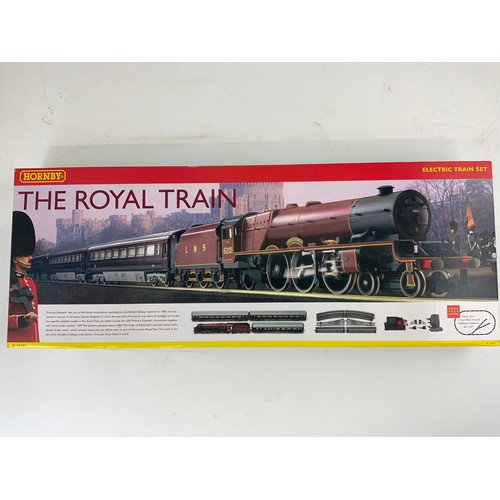 446 - HORNBY R1057 BOXED THE ROYAL TRAIN SET, 6201 PRINCESS ELIZABETH, ROYAL TRAIN COACHES, TRACK ETC, BOX... 