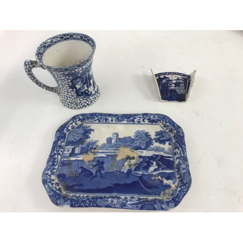 235 - INTERESTING ANTIQUE BLUE & WHITE PAINTED AND TRANSFER WARE INC A PEARLWARE ASPARAGUS REST OF FAN SHA... 