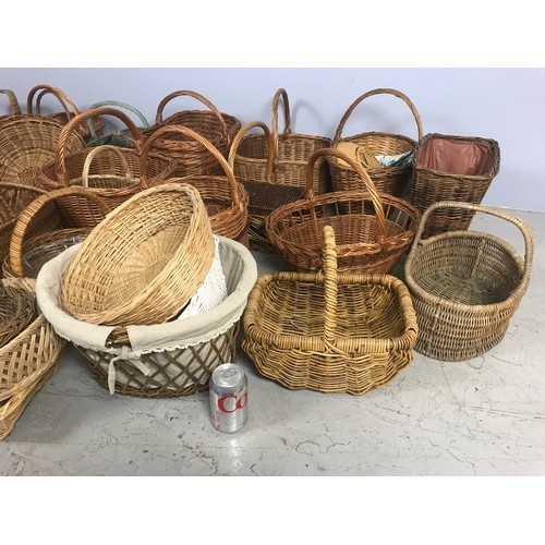 413 - LARGE QUANTITY OF WICKER BASKETS ETC