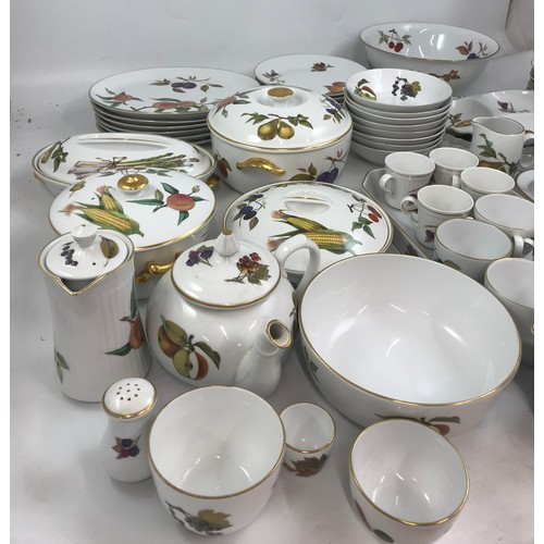 256 - LARGE COLLECTION OF ROYAL WORCESTER EVESHAM WARE