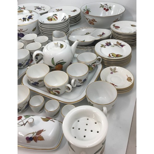 256 - LARGE COLLECTION OF ROYAL WORCESTER EVESHAM WARE