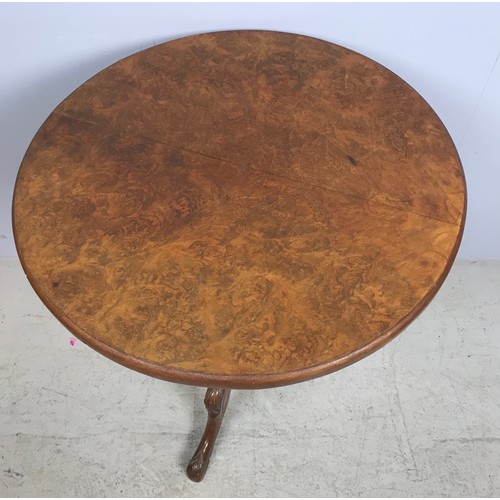 652 - SMALL CIRCULAR VENEERED SIDE TABLE ON PEDESTAL &  TRIPARTITE BASE