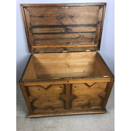 667 - PINE BLANKET BOX, APPROX. 108 CM, ON TURNED FEET