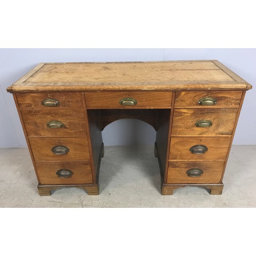 561 - SMALL KNEEHOLE DESK 122cm