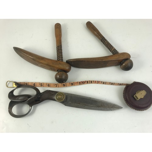 470 - MISC. ITEMS INCLUDING ENAMELLED WARE, WISS AND SON TAILORS SHEARS BELIEVED EX AQUASCUTUM TOGETHER WI... 