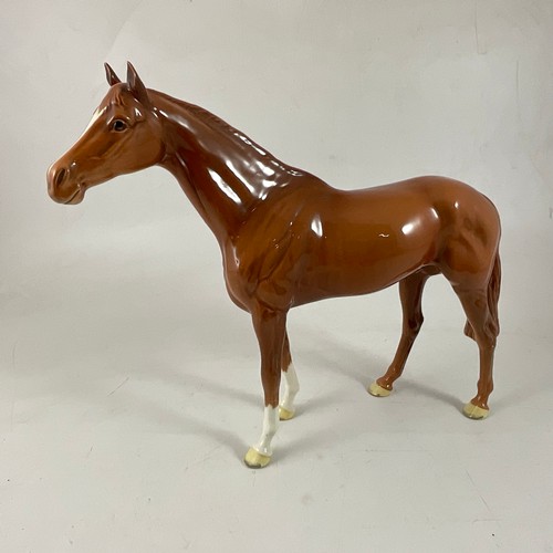 81 - A LARGE BESWICK CHESTNUT RACEHORSE, 28.5CM MAXIMUM HEIGHT, TOGETHER WITH A BESWICK HORSE AND FOAL AN... 