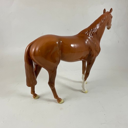 81 - A LARGE BESWICK CHESTNUT RACEHORSE, 28.5CM MAXIMUM HEIGHT, TOGETHER WITH A BESWICK HORSE AND FOAL AN... 