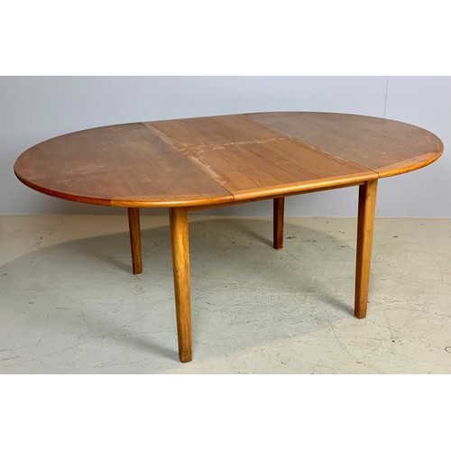 676 - STYLISH LATE CENTURY TEAK ROUND TOP DINING TABLE WITH EXTENSION, approx. 125 cm dia. 181 cm extended