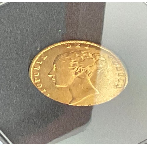 467 - SOVEREIGN PORTRAIT COLLECTION, A LIMITED EDITION 917/1000 GOLD VICTORIA HALF SOVEREIGN , APPROX. 4g ... 