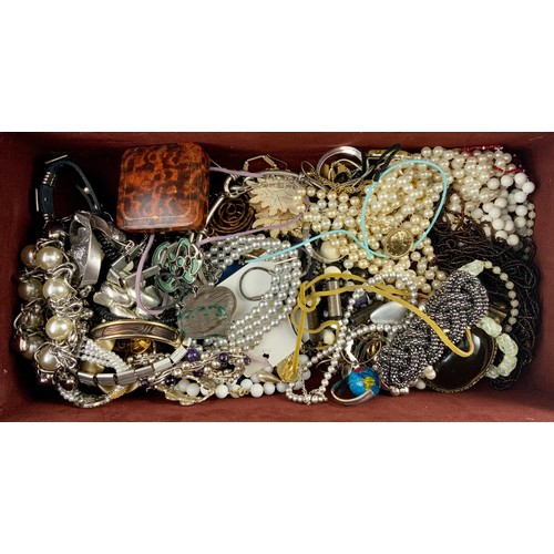 506 - QUANTITY OF COSTUME JEWELLERY