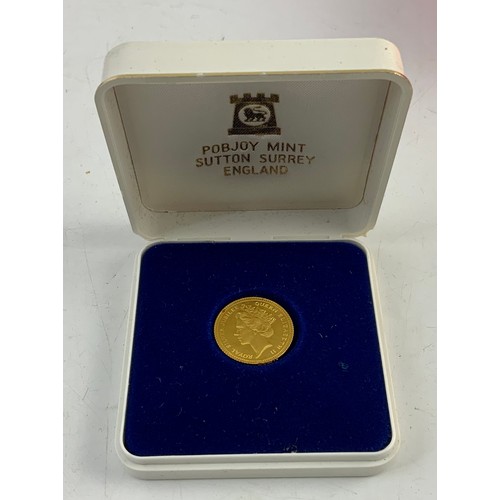 435 - MISC. CROWNS AND COMMEMORATIVES ETC. TOGETHER WITH A 1977 JUBILEE GOLD COMMEMORATIVE MEDAL