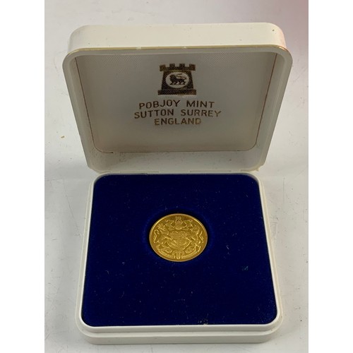 435 - MISC. CROWNS AND COMMEMORATIVES ETC. TOGETHER WITH A 1977 JUBILEE GOLD COMMEMORATIVE MEDAL