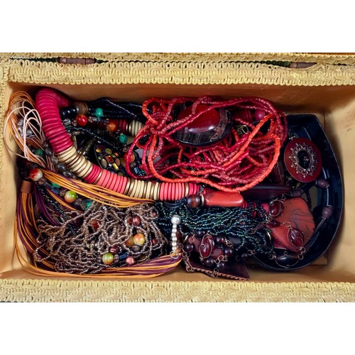 508 - LARGE QTY. COSTUME JEWELLERY IN A FLORAL SUITCASE