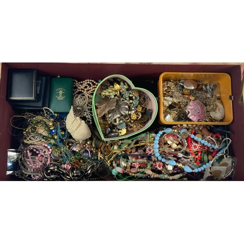 508 - LARGE QTY. COSTUME JEWELLERY IN A FLORAL SUITCASE