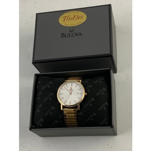 568 - GENTS BULOVA WRIST WATCH IN ORIGINAL BOX, BATON HOUR MARKERS AND DATE APERTURE, EXPANDING STRAP