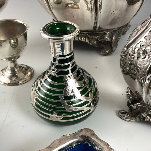 323 - AN ART NOUVEAU SILVER OVERLAY GLASS SCENT BOTTLE, POSSIBLY AMERICAN, CIRCA 1900, BALUSTER FORM, CONC... 