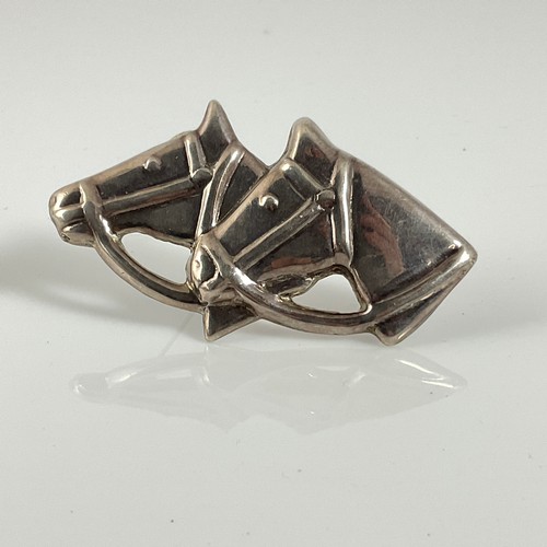 547 - A MID CENTURY NORWEGIAN STYLE STERLING SILVER HORSE HEAD BROOCH, A PASTE SET ARTICULATED NECKLACE, A... 