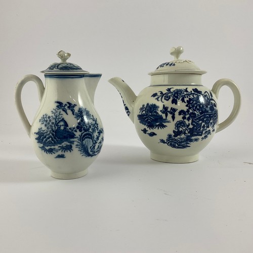 116 - AN 18TH CENTURY WORCESTER BLUE AND WHITE FENCE PATTERN TEAPOT AND COVER, PAINTED BLUE CRESCENT MARK ... 