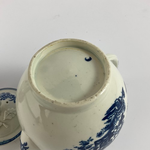 116 - AN 18TH CENTURY WORCESTER BLUE AND WHITE FENCE PATTERN TEAPOT AND COVER, PAINTED BLUE CRESCENT MARK ... 