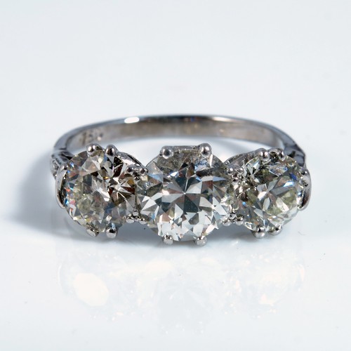 657 - MAGNIFICENT 3 STONE DIAMOND RING, APPROX. 3 cts