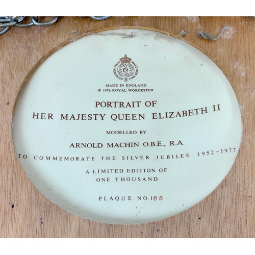 109 - ROYAL WORCESTER PORCELAIN PLAQUE MODELLED BY ARNOLD MACHIN FOR THE QUEEN’S JUBILEE IN 1977, DEPICTIN... 