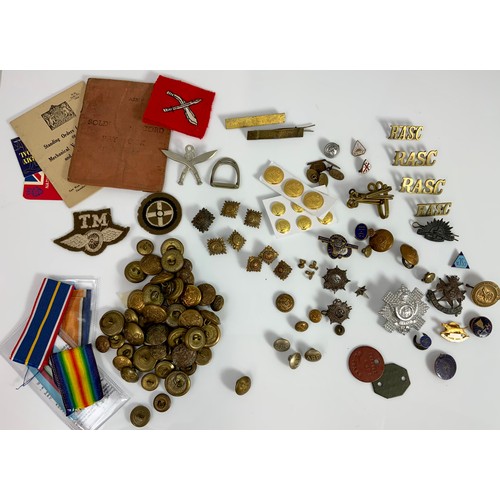 171 - A COLLECTION OF MILITARY METAL AND CLOTH BADGES AND BUTTONS, INCLUDING NATIONAL SERVICE AND TERRITOR... 