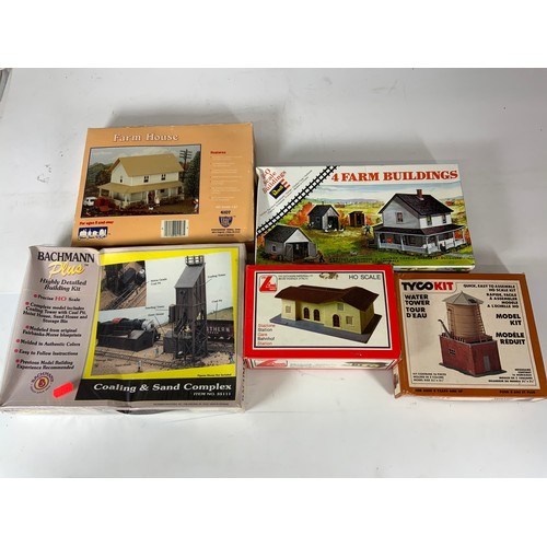 310 - MODEL RAILWAY KITS, INC, BACHMANN PLUS COALING & SAND COMPLEX UNOPENED, REVELL BARN GROUP, 4 FARM BU... 