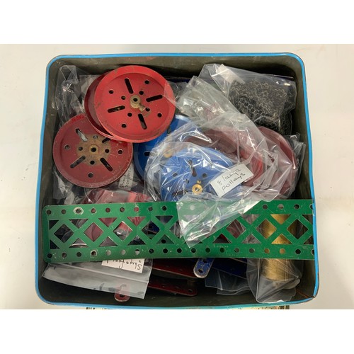 77 - MECCANO,  A COLLECTION OF C.1930’S PARTS, INSTRUCTION BOOKLETS, GEARS, FAN, COGS, TYRES, PULLEYS, DI... 