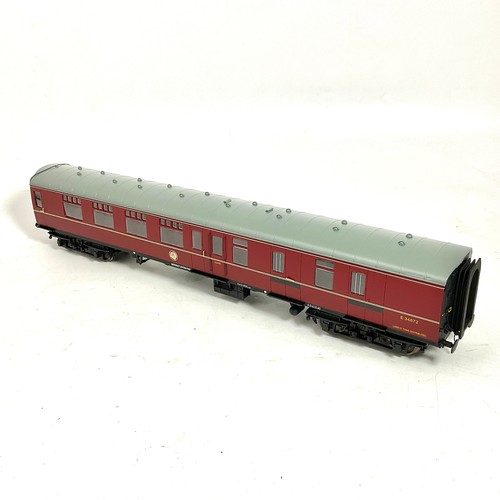 489 - GAUGE 1 MODEL RAILWAY COACH, THE GAUGE 1 MODEL CO, BR MK 1 BSK 34672, LINED MAROON LIVERY, U/B