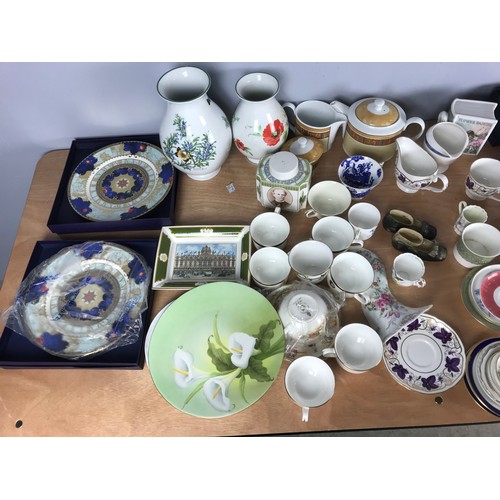 139 - LARGE COLLECTION OF ROYAL WORCESTER INC PLATES ,  DISHES, VASES ETC 2 TRAYS