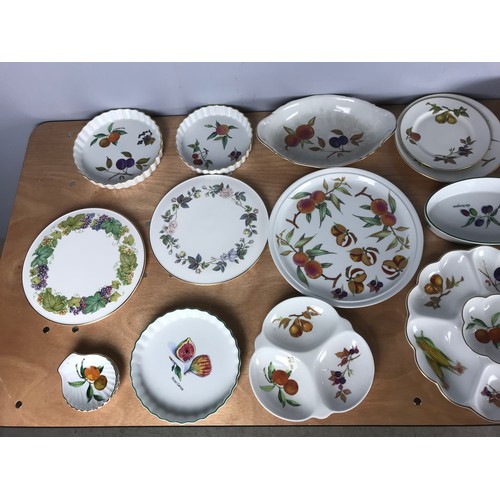 148 - ROYAL WORCESTER EVESHAM DISHES, BOWLS ETC 2 TRAYS