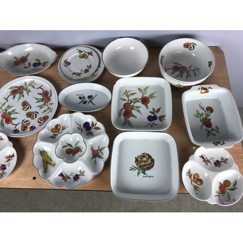 148 - ROYAL WORCESTER EVESHAM DISHES, BOWLS ETC 2 TRAYS