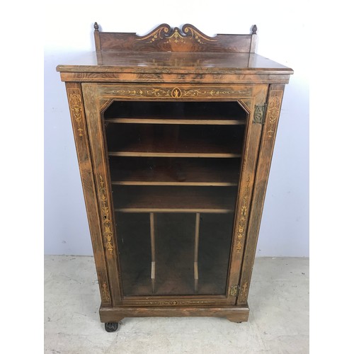 640 - AN EDWARDIAN ROSEWOOD AND MARQUETRY INLAID MUSIC CABINET, WITH SWEPT GALLERY, SINGLE GLAZED DOOR AND... 