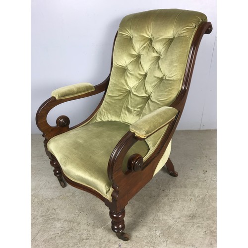 675 - A VICTORIAN MAHOGANY GENTLEMAN’S ARMCHAIR, OPEN PADDED ARMS, SHAPED SEAT AND RING TURNED BALUSTER SU... 