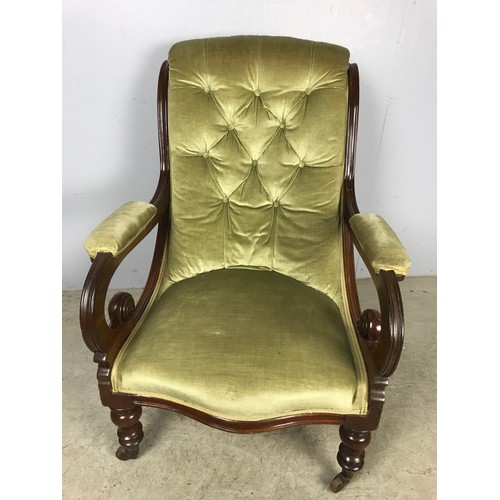 675 - A VICTORIAN MAHOGANY GENTLEMAN’S ARMCHAIR, OPEN PADDED ARMS, SHAPED SEAT AND RING TURNED BALUSTER SU... 