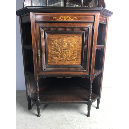 513 - AN EDWARDIAN ROSEWOOD AND MARQUETRY INLAID CORNER CABINET, THE SHELVED AND GALLERIED BACK FITTED WIT... 