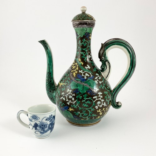 158 - A CHINESE EXPORT STYLE DRAGON HANDLED BALUSTER FORM EWER AND STOPPER, WITH MOULDED ‘C’ SCROLL HANDLE... 