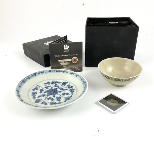 159 - TEK SING SUNKEN TREASURE SET, COMPRISING A SAGE GREEN PAINTED BOWL, 10.5CM DIAMETER, AND AN ORIGINAL... 