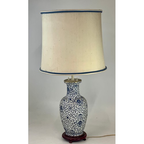 162 - BLUE AND WHILE ORIENTAL LAMP, approx. 40 cm inc. stand