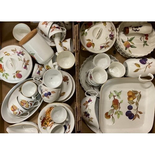 149 - A MASSIVE COLLECTION OF ROYAL WORCESTER EVESHAM PATTERN TEA AND DINNER WARE, INCLUDING TUREENS, SERV... 