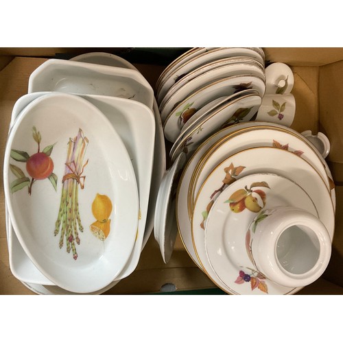 149 - A MASSIVE COLLECTION OF ROYAL WORCESTER EVESHAM PATTERN TEA AND DINNER WARE, INCLUDING TUREENS, SERV... 