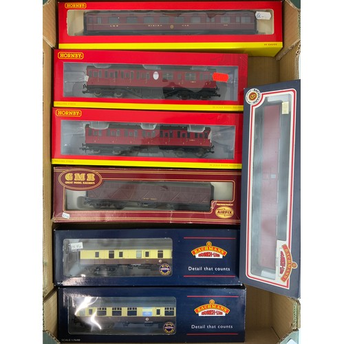 404 - 00 GAUGE ROLLING STOCK, BACHMANN MK 1 COACHES X2 WR, SIPHON G, R4575 BR THOMPSON SUBURBAN LAV, R4519... 