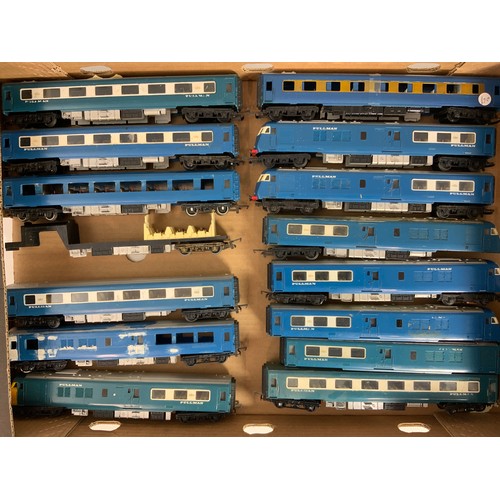 413 - TWO TRAYS OF TRIANG & SIMILAR BLUE & MIDLAND PULLMAN COACHES, POWER CARS & DUMMIES, PLUS PARTS, FINE... 