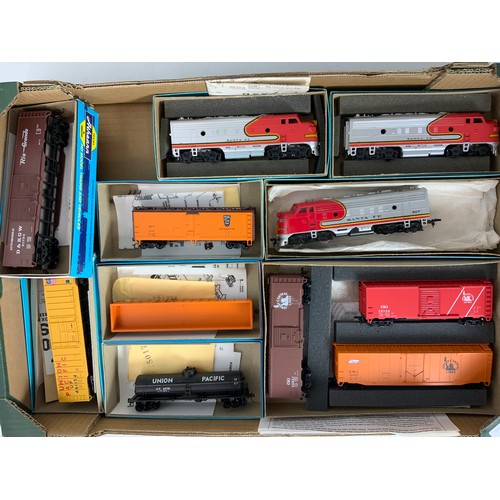 367 - ATHEARN AMERICAN MODEL RAILWAY ITEMS, MOSTLY BOXED, INC 3 SANTA FE LOCOMOTIVES & 8 ITEMS OF ROLLING ... 