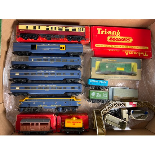 351 - TRIANG CONTINENTAL MODEL RAILWAY, BO-BO LOCO PLUS 4 COACHES BAGGAGE CAR OBSERVATION CAR, BOXED TRIAN... 